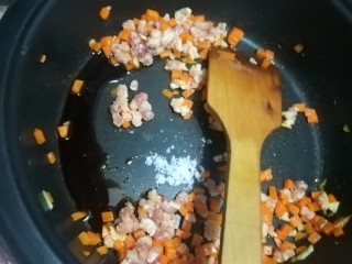 番茄胡萝卜焖面,然后加入肉沫，生抽，老抽，盐巴，一点糖，胡椒粉，一起炒