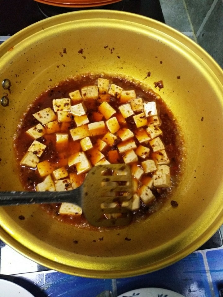 麻婆豆腐,加入适量清水，加适量盐，大火烧开，小火炖5分钟