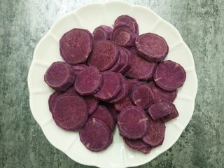 教你做苦瓜酿紫薯,紫薯洗净去皮，切小块，这样蒸起来熟的快。 