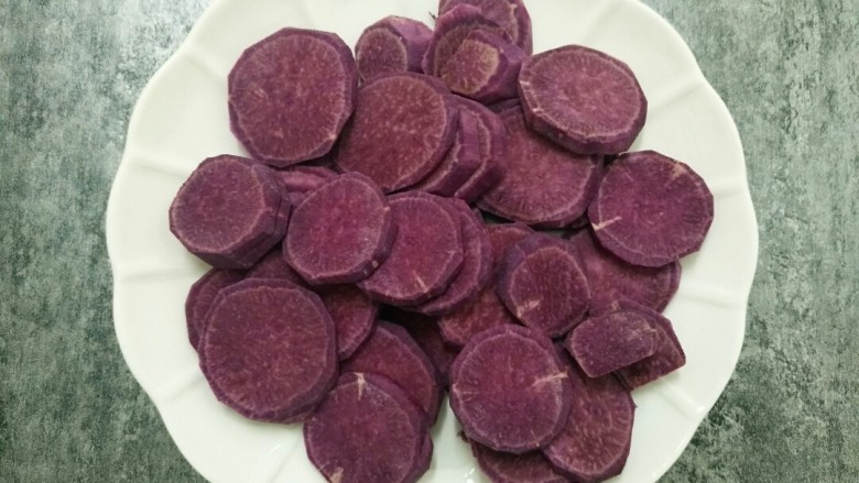 教你做苦瓜酿紫薯,<a style='color:red;display:inline-block;' href='/shicai/ 2643'>紫薯</a>洗净去皮，切小块，这样蒸起来熟的快。 