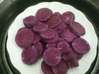 教你做苦瓜酿紫薯,放入锅里蒸15分钟左右直至变软变熟。 