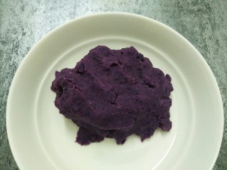 教你做苦瓜酿紫薯,蒸熟的紫薯用勺子碾成紫薯泥，且无颗粒状。 