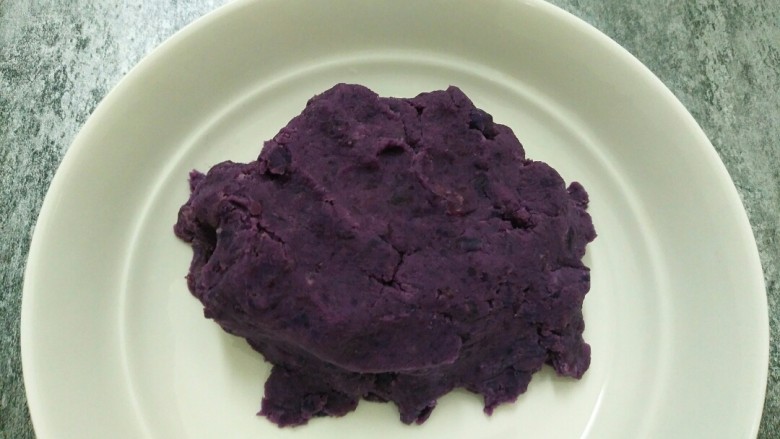 教你做苦瓜酿紫薯,蒸熟的紫薯用勺子碾成紫薯泥，且无颗粒状。 
