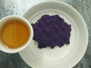 教你做苦瓜酿紫薯,然后将蜂蜜加入紫薯泥里搅拌均匀。 