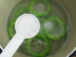 教你做苦瓜酿紫薯,加1小匙盐和几滴油，过热水30秒左右即可，苦瓜更翠绿口感也更佳。