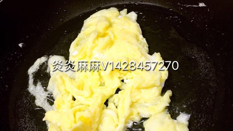 甜椒虾仁炒蛋  24m+,锅中淋入黑芝麻牛油果油将蛋液滑熟