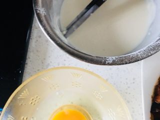 三鲜豆皮,放入面粉和葛根粉调好面糊、不挂筷子，均匀下滴为准，鸡蛋别打散，拌两下就OK