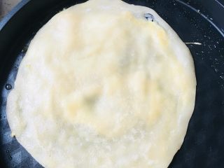 三鲜豆皮,烧热平锅底，刷上一点油，摊好面皮、趁有一面半成熟时均匀刷上蛋液，成型以后再翻面煎另外一面