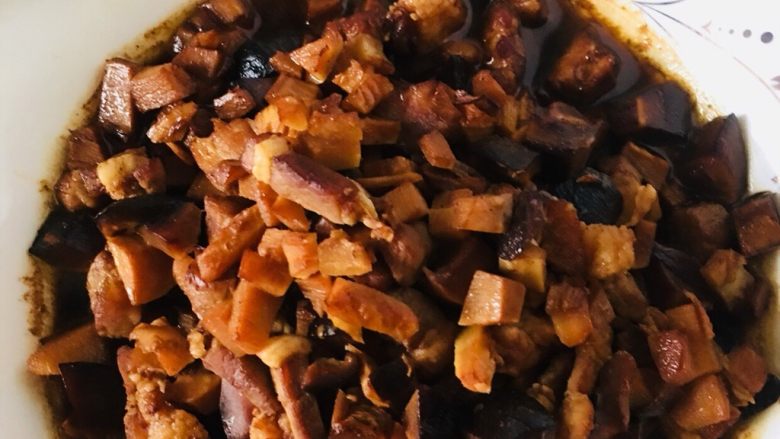 三鲜豆皮,将猪肉.香菇（泡好的干香菇）.笋子.干子全部切丁，锅内放油放入烧好，一定要给酱油、留一部分汤汁
