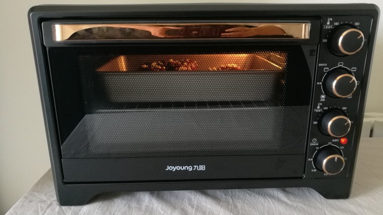烤猪蹄,烤箱190度预热10分钟，放入中层烤10分钟