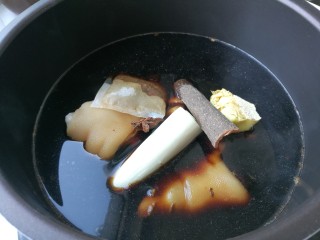 烤猪蹄,把洗好的猪蹄放入卤汤中，因为我用的是家里的老卤，所以我这次又加了葱姜八角，桂皮，卤肉包，高压锅煮肉键压熟
