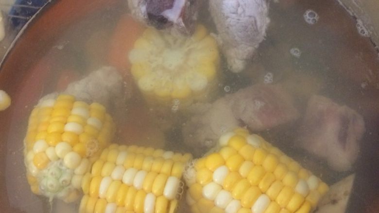 牛蒡排骨汤,煮开后，依次放入玉米、红萝卜、排骨、姜片。