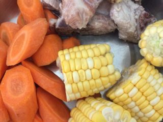 牛蒡排骨汤,焯好的排骨备用，红萝卜、玉米切块备用。
