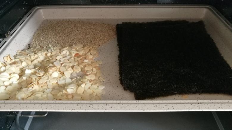 海苔杏仁脆片,把烤好的海苔片跟杏仁片，白芝麻，放入烤箱保温