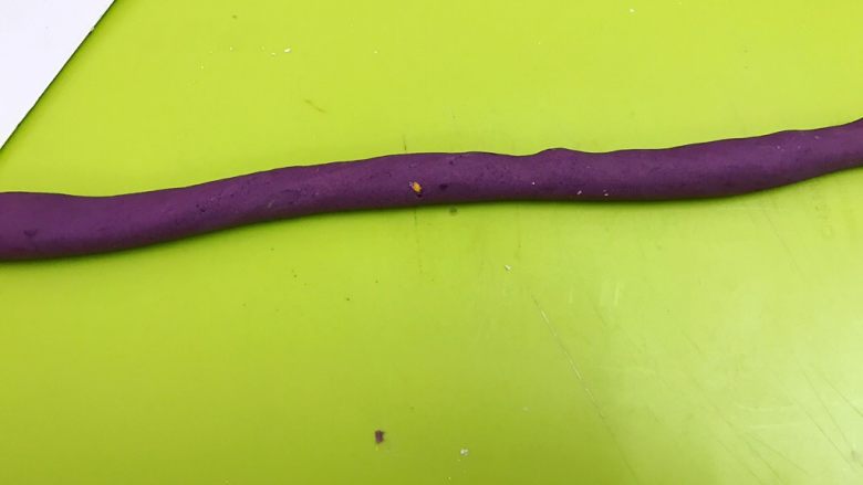 芋圆红豆烧仙草,以紫薯面团为例
先搓成条状