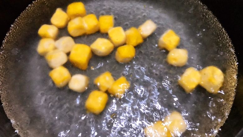 芋圆红豆烧仙草,锅里烧水，水滚开后下入粉团（紫薯和南瓜的分开煮，以免串色）