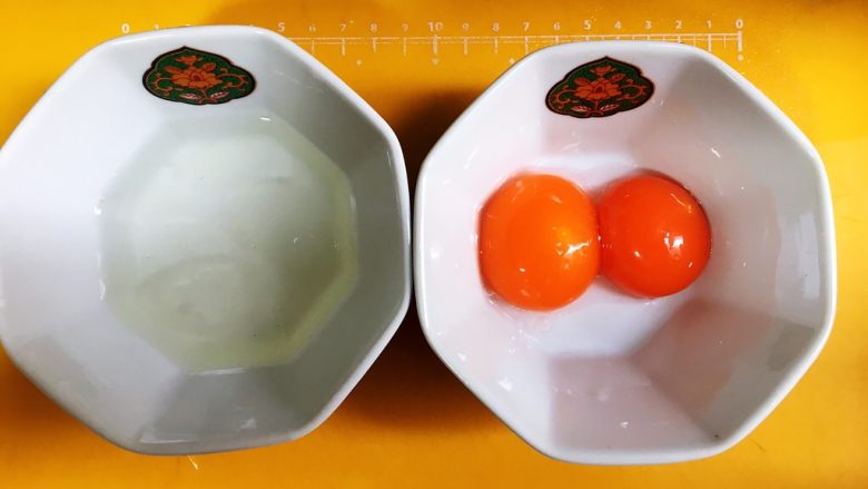 早餐篇:芝士魔方,蛋清蛋黄分离，装入各自碗中