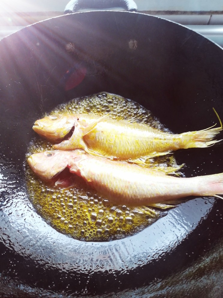 啫啫鱼🐟,锅里烧油煎鱼