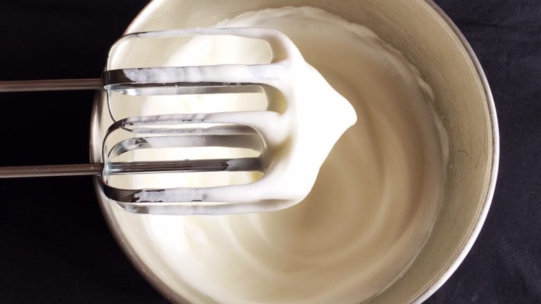 可可奶油卷,打蛋器高速搅打50圈，打蛋头上出现下垂的小弯钩，再加入15克细砂糖。