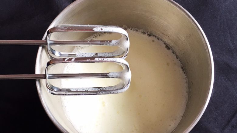可可奶油卷,用打蛋器高速搅打30圈，蛋白蓬发出现粗泡，加入30克细砂糖。