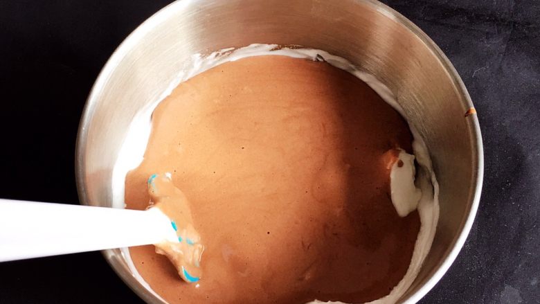 可可奶油卷,翻拌均匀的蛋糕糊倒回蛋白霜中。
