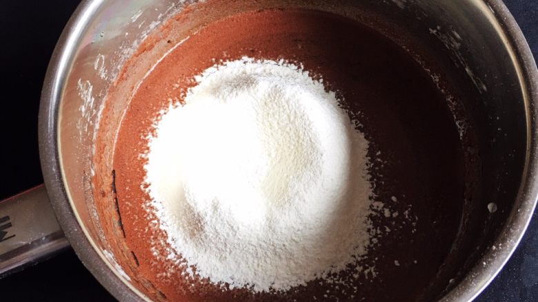 可可奶油卷,加入过筛后的低筋粉，用打蛋器低速搅打十几秒，使低筋粉混合。