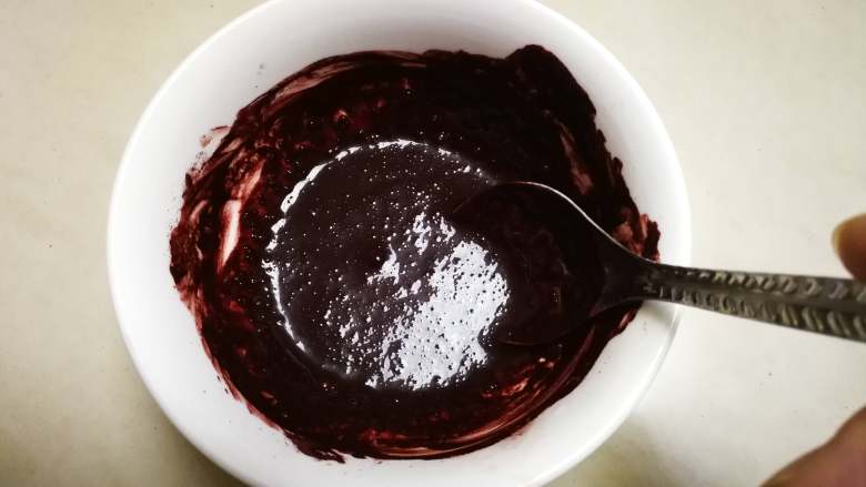 旋风蛋糕卷[红丝绒],红曲米粉用13g左右的水调匀，盖保险膜防止变干，备用。