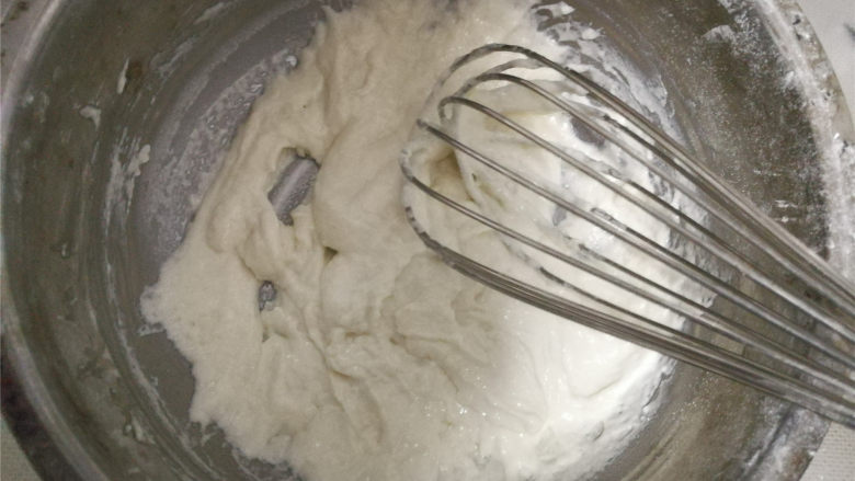旋风蛋糕卷[红丝绒],筛入低粉， 用画Z字型的方式拌均至无干粉。