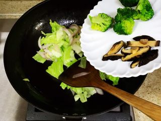 韩国辣酱炒年糕,香菇、西兰花倒入锅内翻炒