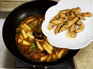 韩国辣酱炒年糕,将鸡胸肉倒入锅中，大火煮至收汁