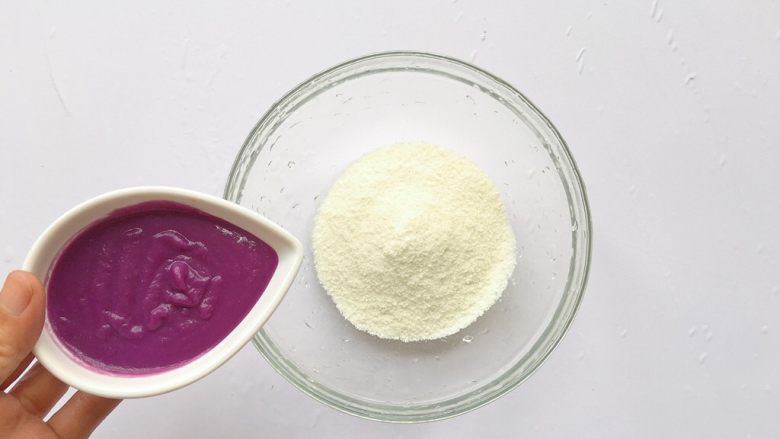 紫薯米粉丸子,倒入紫薯泥