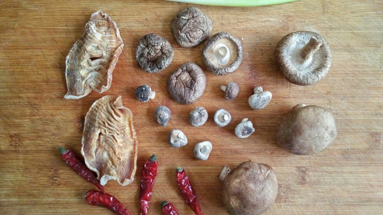 香辣笋丁菌菇酱――下饭必备,准备食材。