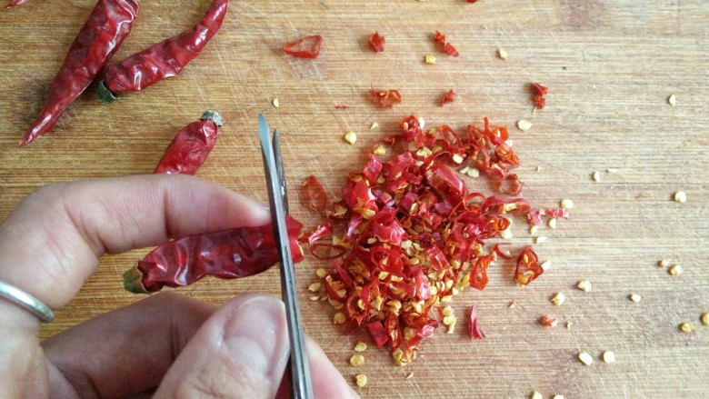 香辣笋丁菌菇酱――下饭必备,干辣椒冲去浮尘，用厨房剪剪成细的辣椒圈。