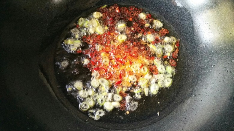 香辣笋丁菌菇酱――下饭必备,下入葱花和小米辣圈，爆出香味和红油。
