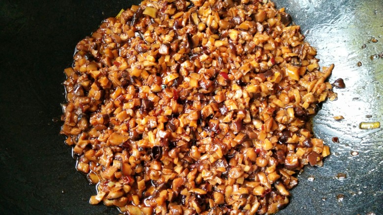 香辣笋丁菌菇酱――下饭必备,翻炒均匀即可。