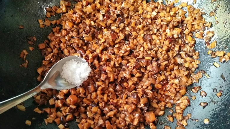 香辣笋丁菌菇酱――下饭必备,最后加一丢丢白糖提鲜。