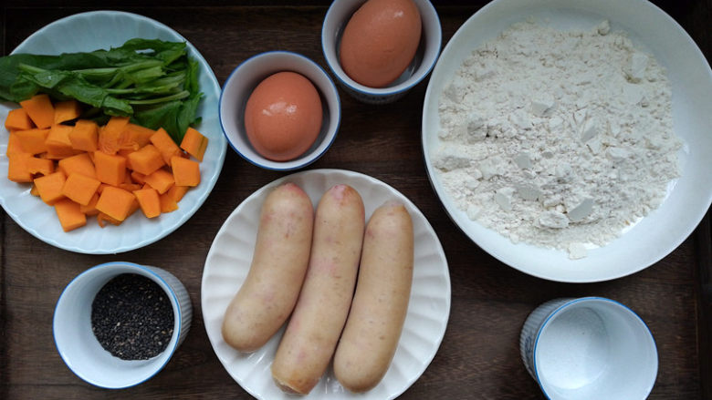 金枪鱼肠鸡蛋卷,准备好所有食材，金枪鱼肠入锅蒸15分钟。