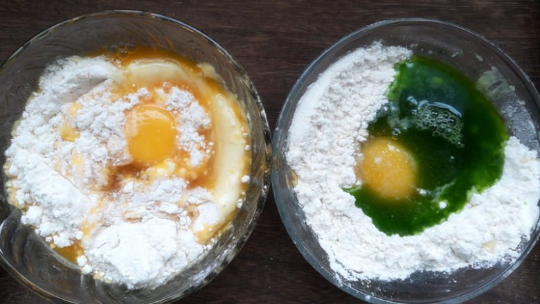 金枪鱼肠鸡蛋卷,一个碗中加入55克南瓜汁，一个碗中加入50克菠菜汁。