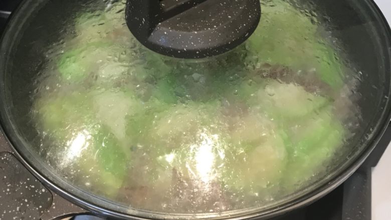 丝瓜炒瘦肉,盖上锅盖焖5-10分钟