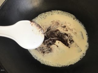 花环泡芙•巧克力甘纳许淋面,放入锅中加热。