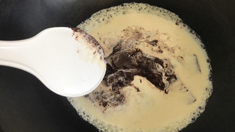 花环泡芙•巧克力甘纳许淋面,放入锅中加热。
