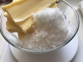 花环泡芙•巧克力甘纳许淋面,把上一步的盐加入到此步骤中的黄油和白砂糖中。