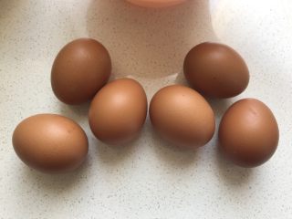 花环泡芙•巧克力甘纳许淋面,我给的方子里3个鸡蛋就够了，我做的是一个大的花环泡芙和两个小的，所以用的面粉和鸡蛋要加倍用了6个。