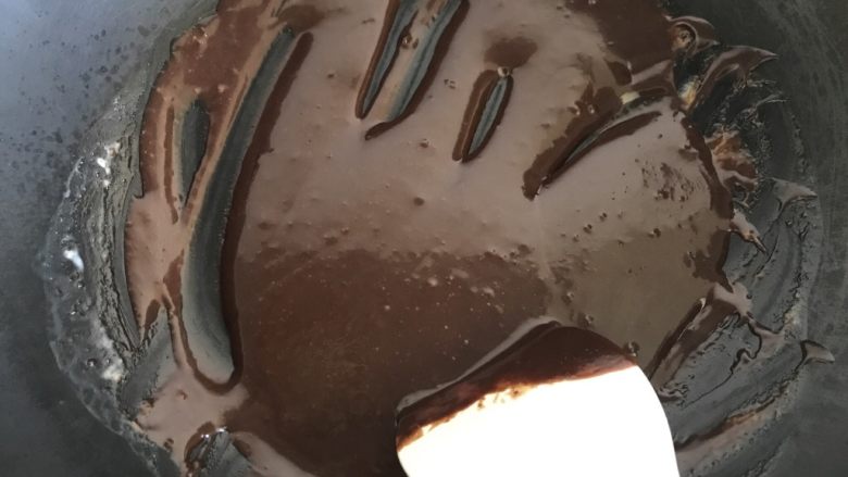 花环泡芙•巧克力甘纳许淋面,加热至巧克力完全融化跟黑巧克力混合均匀，甘纳许的特点是不会凝固，如果只是巧克力糊的话，凉了就变硬了，那就变成巧克力脆皮了。
