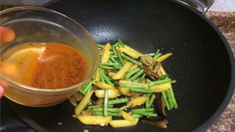 蒜泥豇豆茄条,倒入调味汁翻炒10秒即可出锅。