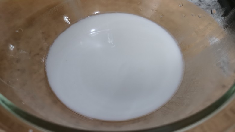 宁宁自制凉皮,留下的面粉，需要用勺子搅拌至均匀。