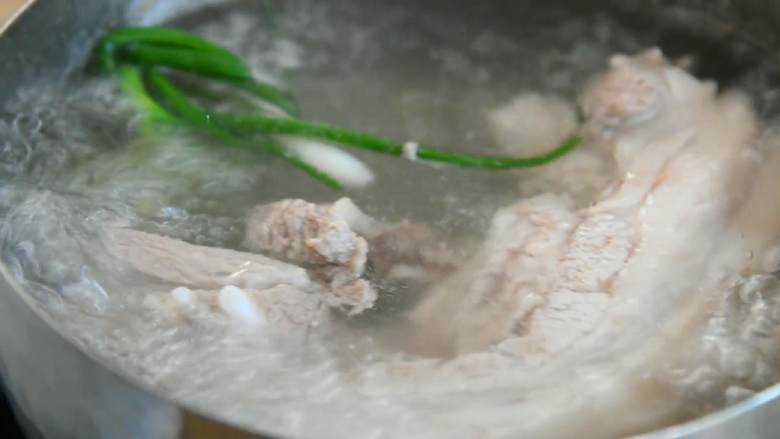 粉蒸肉—软软糯糯，肥而不腻入口即化,大火煮约8分钟。
