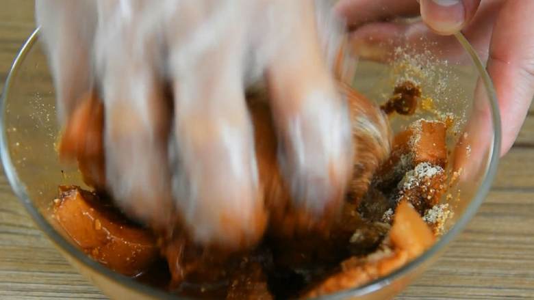 粉蒸肉—软软糯糯，肥而不腻入口即化,腌完的肉加入蒸肉米粉（边抓边加，使肉片均匀裹上米粉）。