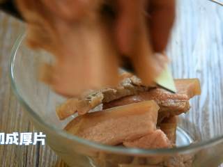粉蒸肉—软软糯糯，肥而不腻入口即化,切成厚片