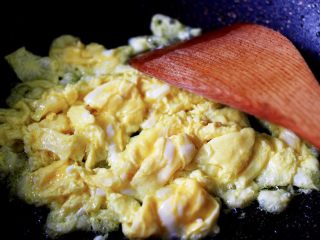 茴香火腿肠蛋炒饭,炒锅里加入花生油烧热后放入鸡蛋液炒熟后备用